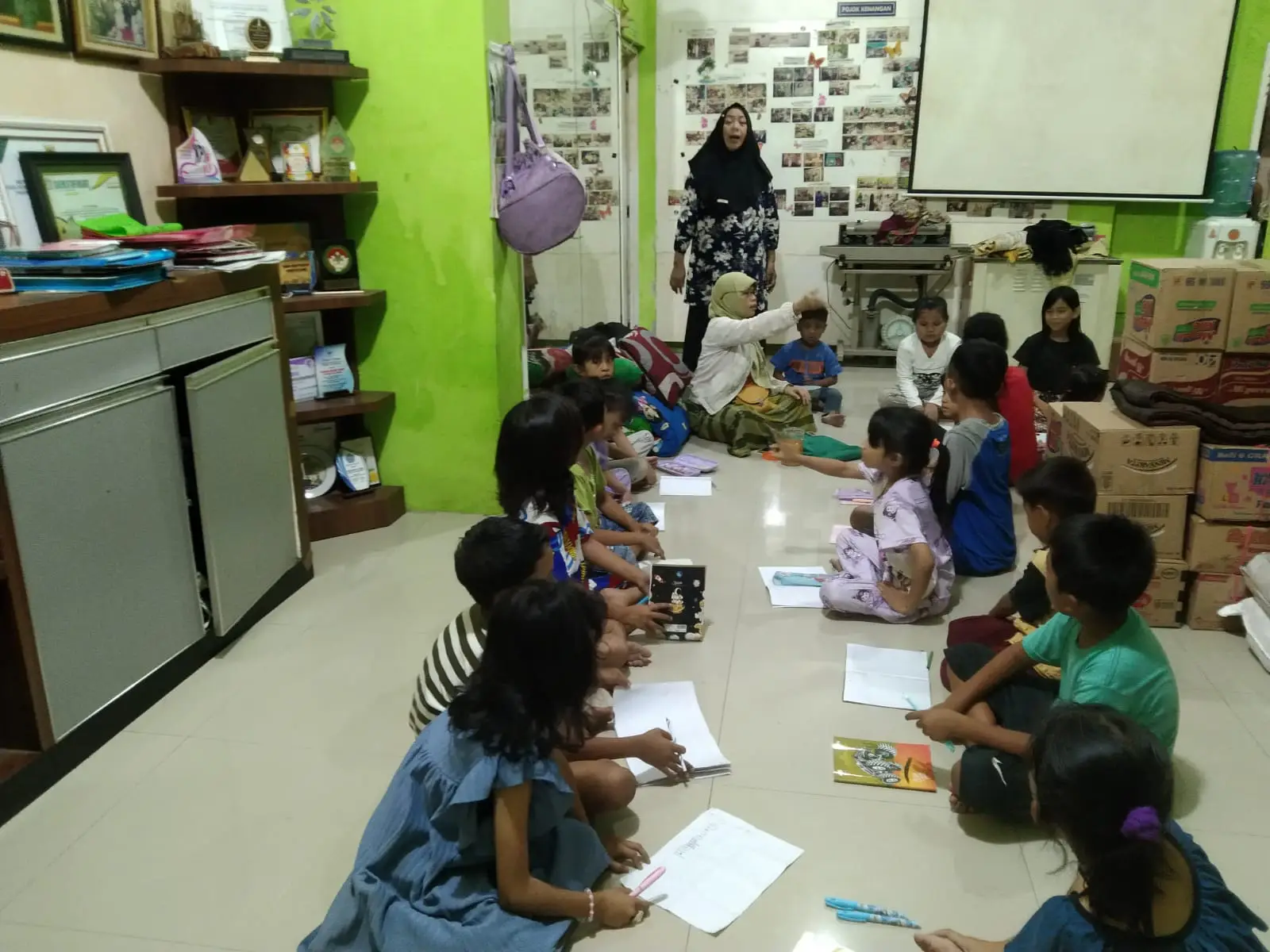 Bersama komunitas english mengajarkan anak SAPD untuk belajar bahasa inggris dasar