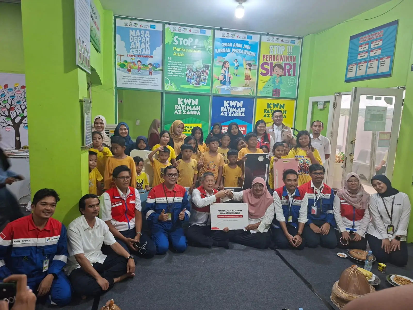 kunjungan bapak Condro kirono selaku Komisaris Independen PT Pertamina Persero beserta team ke Sekolah Anak Percaya diri binaan PT Pertamina Dan memberikan Peralatan sekolah kepada Muris Di SAPD