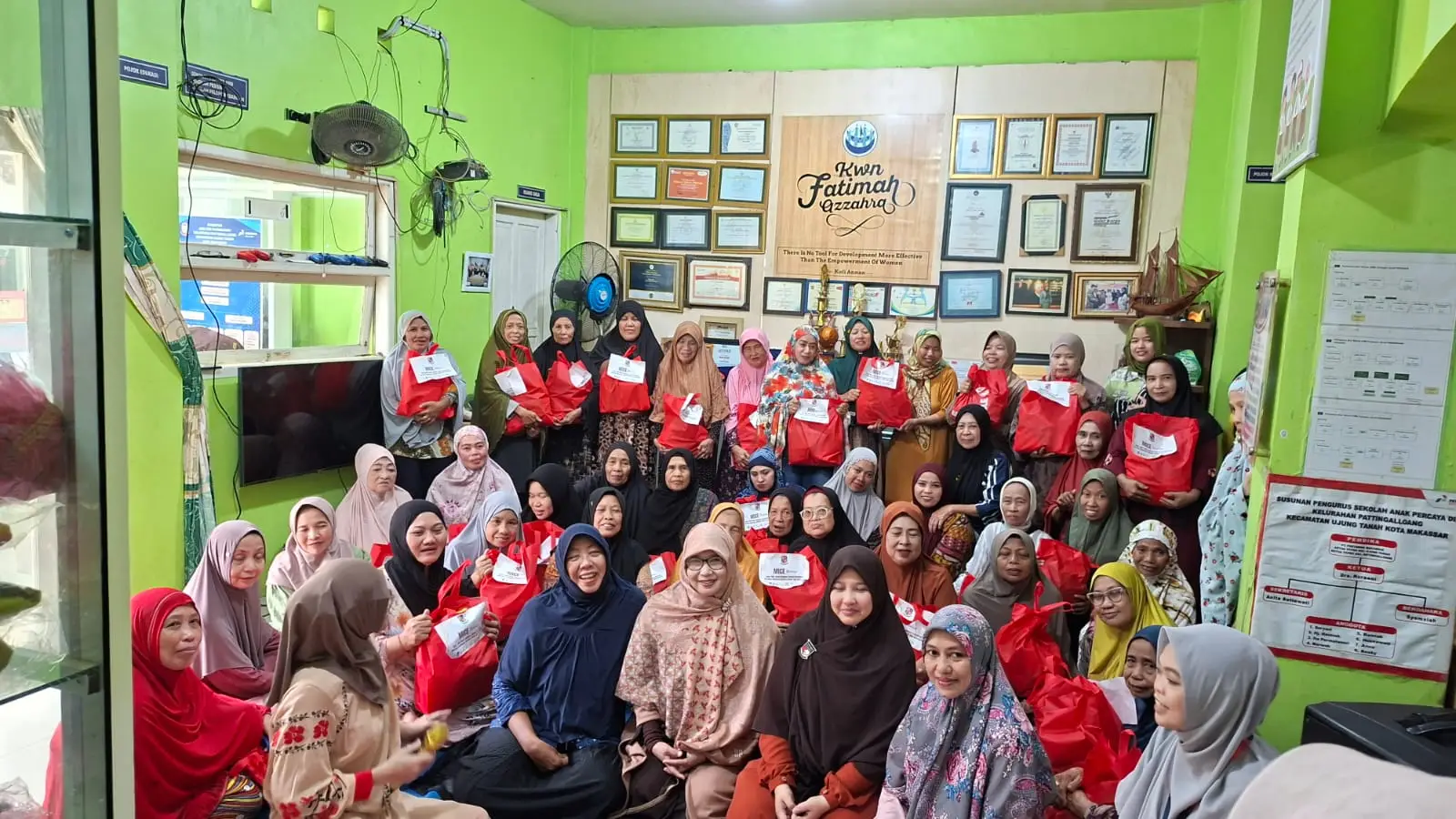 kegiatan jum'at berkah berbagi untuk lansia dan kelompok rentan yang ada di kelurahan pattingalloang, kegiatan ini di sponsori oleh yayasa MICE Indonesia (Medical Center and Education)